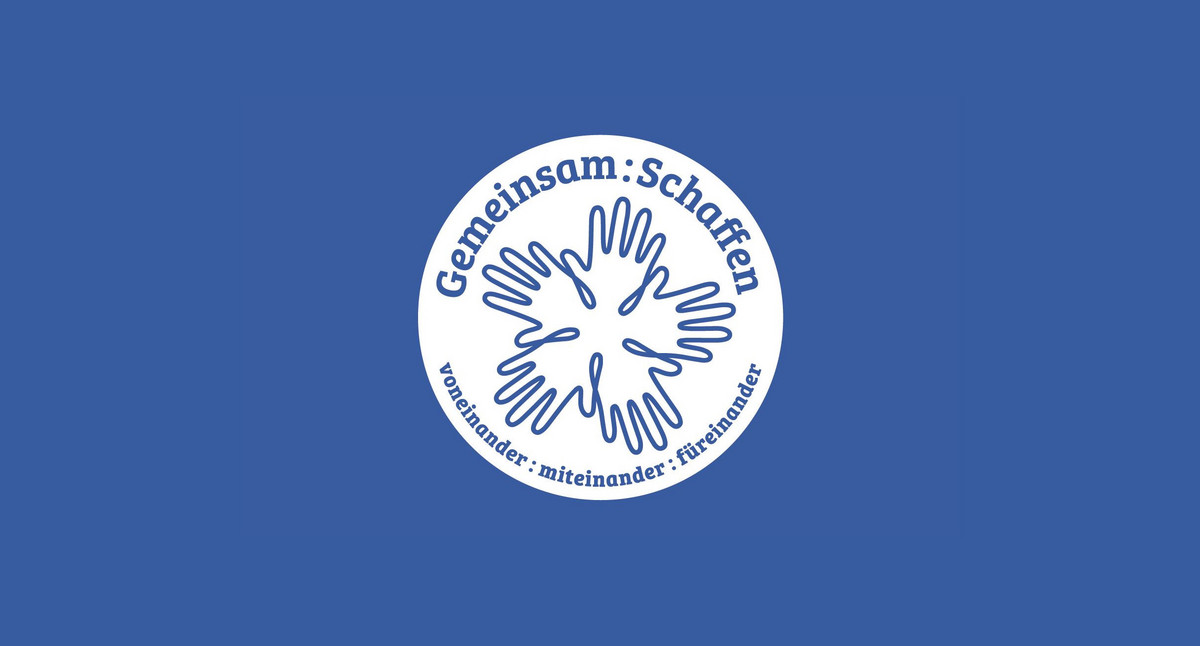 Das Wort-Bild-Logo des Ideenwettbewerbs „Gemeinsam:Schaffen“: Die Worte „Gemeinsam:Schaffen“ und „voneinander:miteinander:füreinander“ stehen mit fünf gezeichneten Händen in einem Kreis blau auf weiß geschrieben.