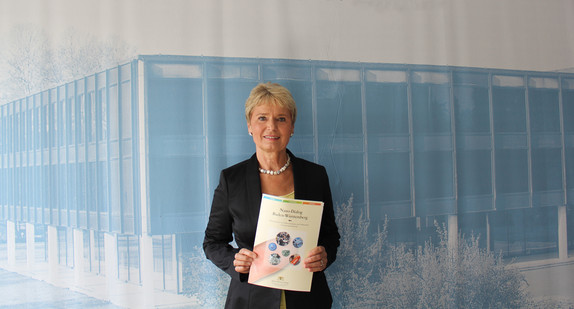 Staatssekretärin Friedlinde Gurr-Hirsch MdL stellte auf einer Landespressekonferenz in Stuttgart eine neue Broschüre zum Nano-Dialog vor und informierte über Nanotechnologien.