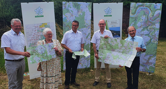 Minister Hauk stellt Wanderkarten vor - Landesamt für Geoinformation und Landentwicklung