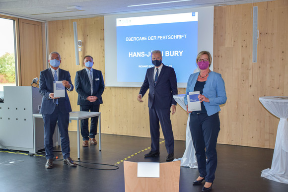 Hochbau Das neue Gebäude der Hochschule für Polizei in Villingen-Schwenningen Von links nach rechts: Innenminister und Stellvertretender Ministerpräsident von Baden-Württemberg, Thomas Strobl, der Leiter der Hochschule für Polizei, Präsident Martin Schatz, Hans-Jörn Bury, Rechtsanwalt sowie Justiziar und Lektor beim Fachverlag Richard Boorberg sowie Finanzministerin Edith Sitzmann / Foto: Wolfram Janzer, Stuttgart