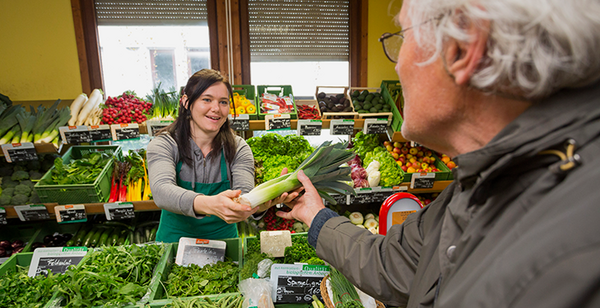 Kunde kauft Gemüse ein © Jan Potente