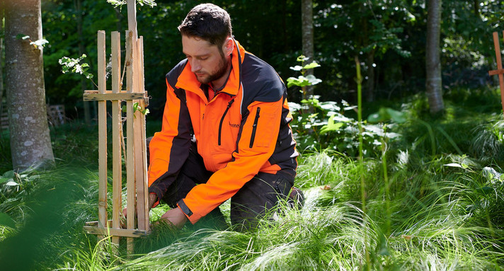 Forstwirt kontrolliert Verbissschutz. Foto: LFV BW/ Jonathan Schulte