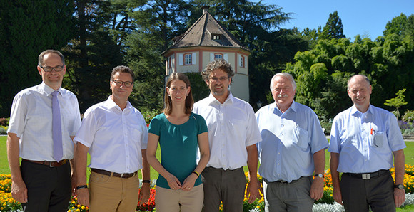 Besuch auf der Insel Mainau  Foto v.l.n.r.: Markus Zeiler (Leiter Profitcenter Park, Garten, Forst Mainau GmbH), Peter Hauk MdL (Minister für Ländlichen Raum, Verbraucherschutz und Landwirtschaft BW), Bettina Gräfin Bernadotte (Geschäftsführerin Mainau GmbH), Philipp Haug (Berater der Mainau GmbH in Fragen ökologischer Positionierung),  Joachim Hauck (Ministerialdirigent im Ministerium für Ländlichen Raum und Verbraucherschutz), Dr. Konrad Rühl (Referatsleiter im Ministerium für Ländlichen Raum und Verbraucherschutz) Foto: Insel Mainau 