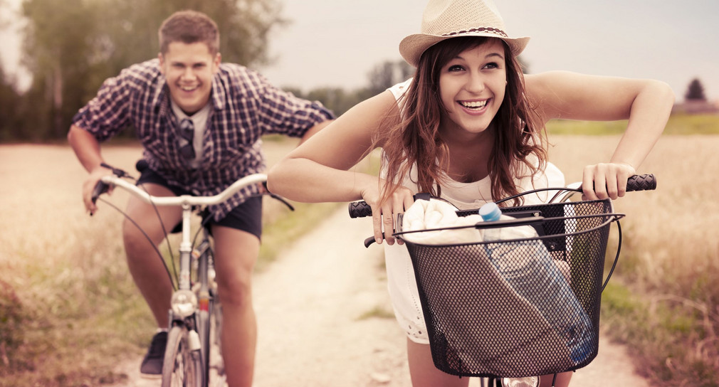 Zwei Jugendliche auf dem Fahrrad