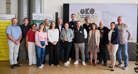 Eröffnung der Themenwoche BW is(s)t Bio in der GV: Auf dem Gruppenfoto sind zu sehen v. l . n. r. Christof Clauss (Biohof Paul Clauss), Jonathan Schäfer (Beutelsbacher Fruchtsaftkelterei GmbH), Heidi Breiling (Holley Feinkost GmbH), Vera Kurz (MBW Marketinggesellschaft mbh), Marcus Arzt (Vorsitzender AÖL), Alexandra Knauß (LErn BW), Georg Heger (ALB-GOLD Teigwaren GmbH & Co. KG), Ministerin Marion Gentges MdL, Michael Bauhofer (Martin Bauhofer Käserei GmbH), Nico Weiss (Schwarzwaldmilch GmbH Freiburg), Matthias Minister (Fairfleisch GmbH), Claudine Bonnefoit-Jahn (ErdmannHAUSER Getreideprodukte GmbH), Achim Stumpp (Biobäckerei Stumpp), Bettina Grivelis (Zentrum für Schulqaulität und Lehrerbildung – Außenstelle Esslingen), Uli Ostarhild (Ernährungsrat Stadtregion Stuttgart e.V.)