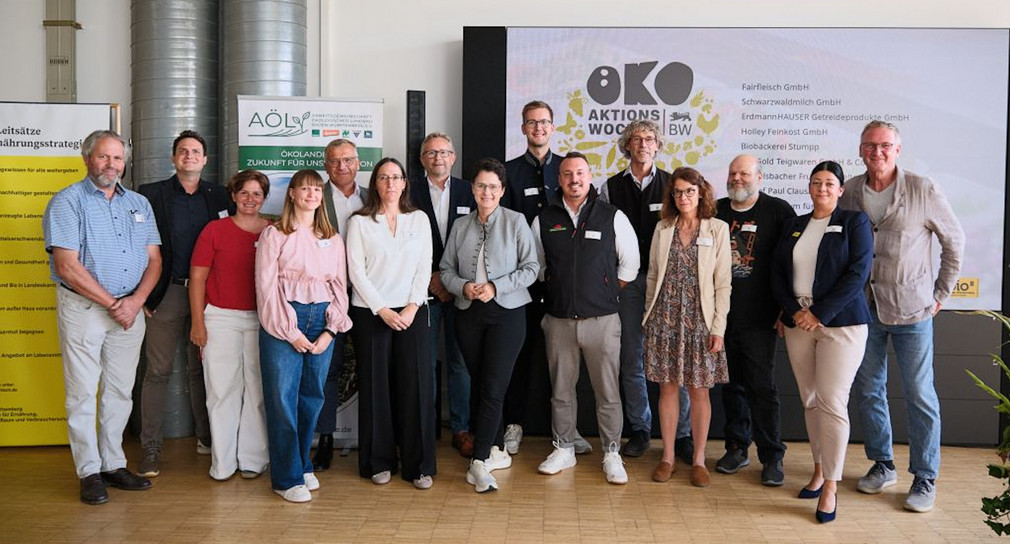 Eröffnung der Themenwoche BW is(s)t Bio in der GV: Auf dem Gruppenfoto sind zu sehen v. l . n. r. Christof Clauss (Biohof Paul Clauss), Jonathan Schäfer (Beutelsbacher Fruchtsaftkelterei GmbH), Heidi Breiling (Holley Feinkost GmbH), Vera Kurz (MBW Marketinggesellschaft mbh), Marcus Arzt (Vorsitzender AÖL), Alexandra Knauß (LErn BW), Georg Heger (ALB-GOLD Teigwaren GmbH & Co. KG), Ministerin Marion Gentges MdL, Michael Bauhofer (Martin Bauhofer Käserei GmbH), Nico Weiss (Schwarzwaldmilch GmbH Freiburg), Matthias Minister (Fairfleisch GmbH), Claudine Bonnefoit-Jahn (ErdmannHAUSER Getreideprodukte GmbH), Achim Stumpp (Biobäckerei Stumpp), Bettina Grivelis (Zentrum für Schulqaulität und Lehrerbildung – Außenstelle Esslingen), Uli Ostarhild (Ernährungsrat Stadtregion Stuttgart e.V.)