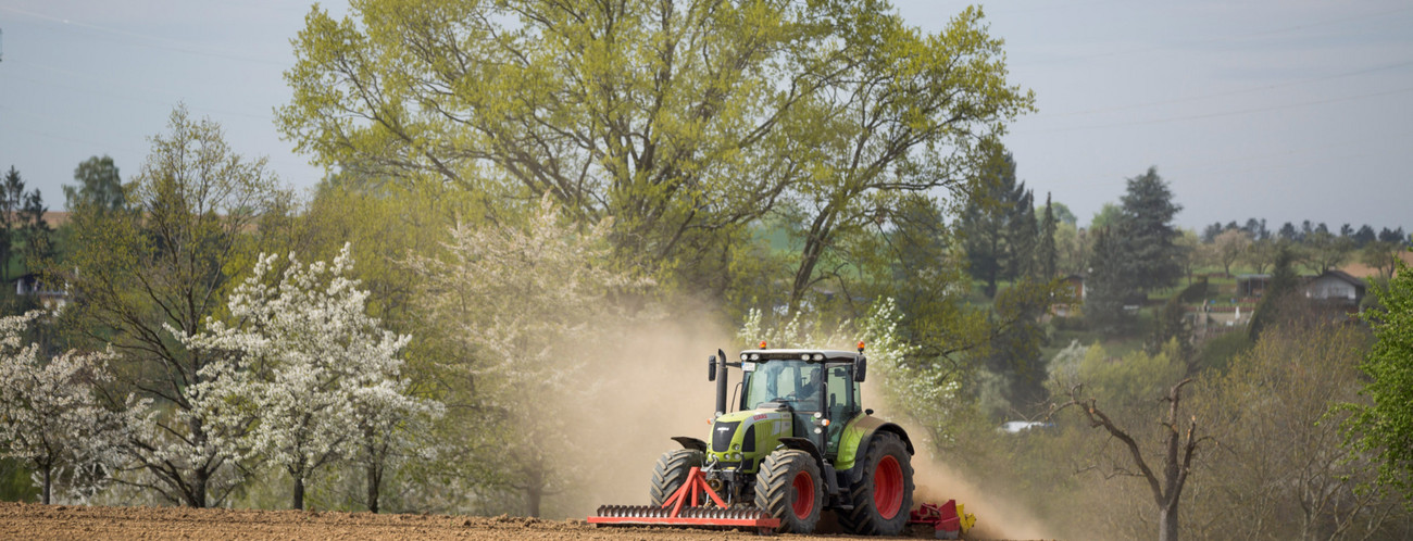 Traktor auf dem Feld