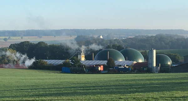 Biogasanlage, die idyllisch in die Landschaft eingebettet ist.