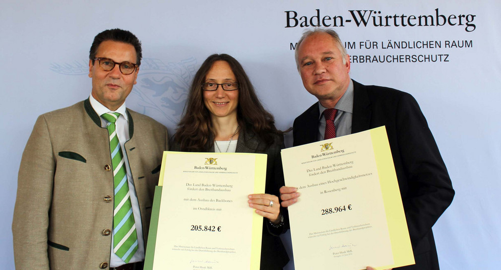 von links: Minister Peter Hauk MdL mit Andrea Hahn, Breitbandkoordinatorin für den Ostalbkreis, und Bürgermeister Uwe Debler, Rosenberg (Ostalbkreis).