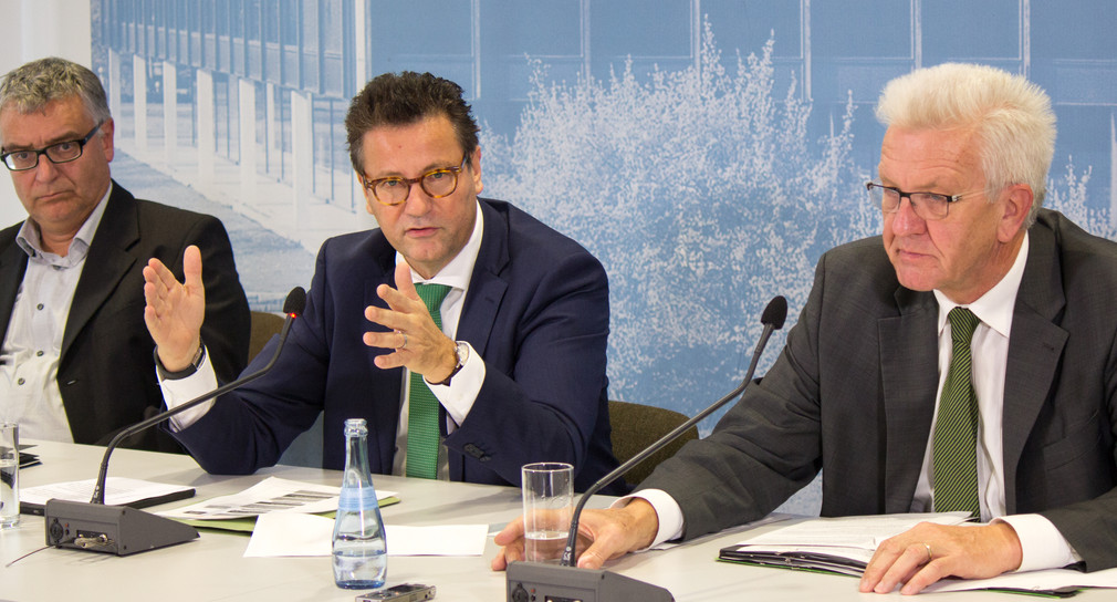 von rechts: Ministerpräsident Winfrid Kretschmann, Minister Peter Hauk MdL und Arne Braun, Stellvertretender Sprecher der Landesregierung, bei der Regierungspressekonferenz 
