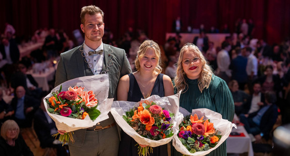 von links nach rechts: 59. Württemberger Weinhoheiten: Weinprinz Moritz Ocker, Weinkönigin Kim Weißflog und Weinprinzessin Ines Pfeifer