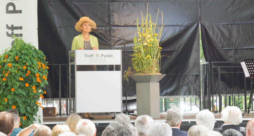 Staatssekretärin Friedlinde Gurr-Hirsch MdL spricht auf einer Ausstellungseröffnung im Treffpunkt Baden-Württemberg auf der Landesgartenschau 2016. Foto: LGL, J. Meier