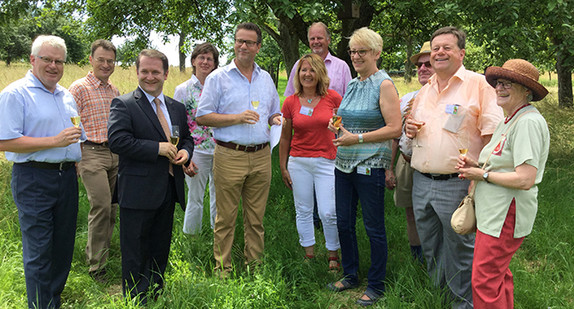 Minister Peter Hauk MdL mit Vertreterinnen und Vertretern der Arbeitsgemeinschaft Streuobstwiesen Steinheim/Murr