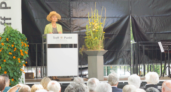 Staatssekretärin Friedlinde Gurr-Hirsch MdL spricht auf einer Ausstellungseröffnung im Treffpunkt Baden-Württemberg auf der Landesgartenschau 2016. Foto: LGL, J. Meier