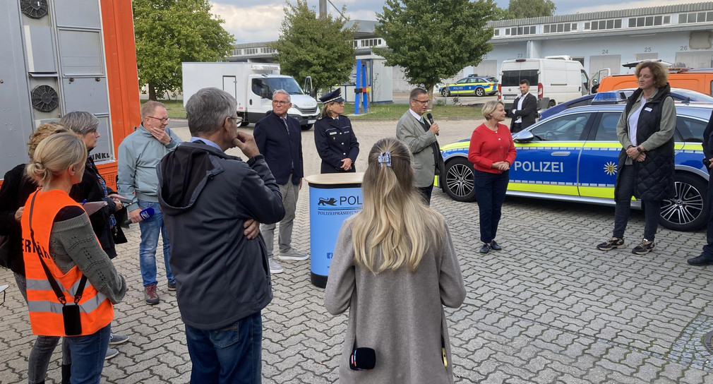 Tierschutz Tiertransportkontrollen: Polizei und Veterinärbehörden im Einsatz für den Tierschutz   Tiertransportkontrollen am Autobahnkreuz Walldorf: Zum Schutz von Tieren und für eine erhöhte Verkehrssicherheit führen die unteren Veterinärbehörden gemeinsam mit der Polizei zweimal jährlich mehrwöchige Schwerpunktkontrollen durch.