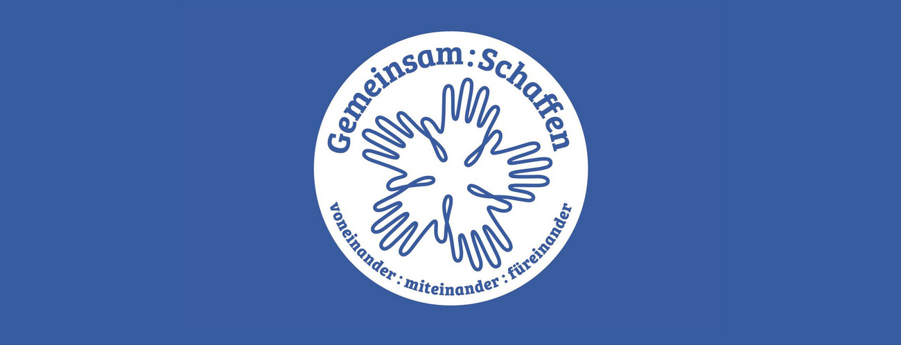 Das Wort-Bild-Logo des Ideenwettbewerbs „Gemeinsam:Schaffen“: Die Worte „Gemeinsam:Schaffen“ und „voneinander:miteinander:füreinander“ stehen mit fünf gezeichneten Händen in einem Kreis blau auf weiß geschrieben.