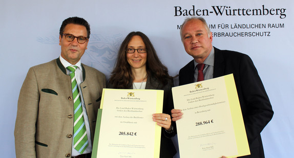 von links: Minister Peter Hauk MdL mit Andrea Hahn, Breitbandkoordinatorin für den Ostalbkreis, und Bürgermeister Uwe Debler, Rosenberg (Ostalbkreis).