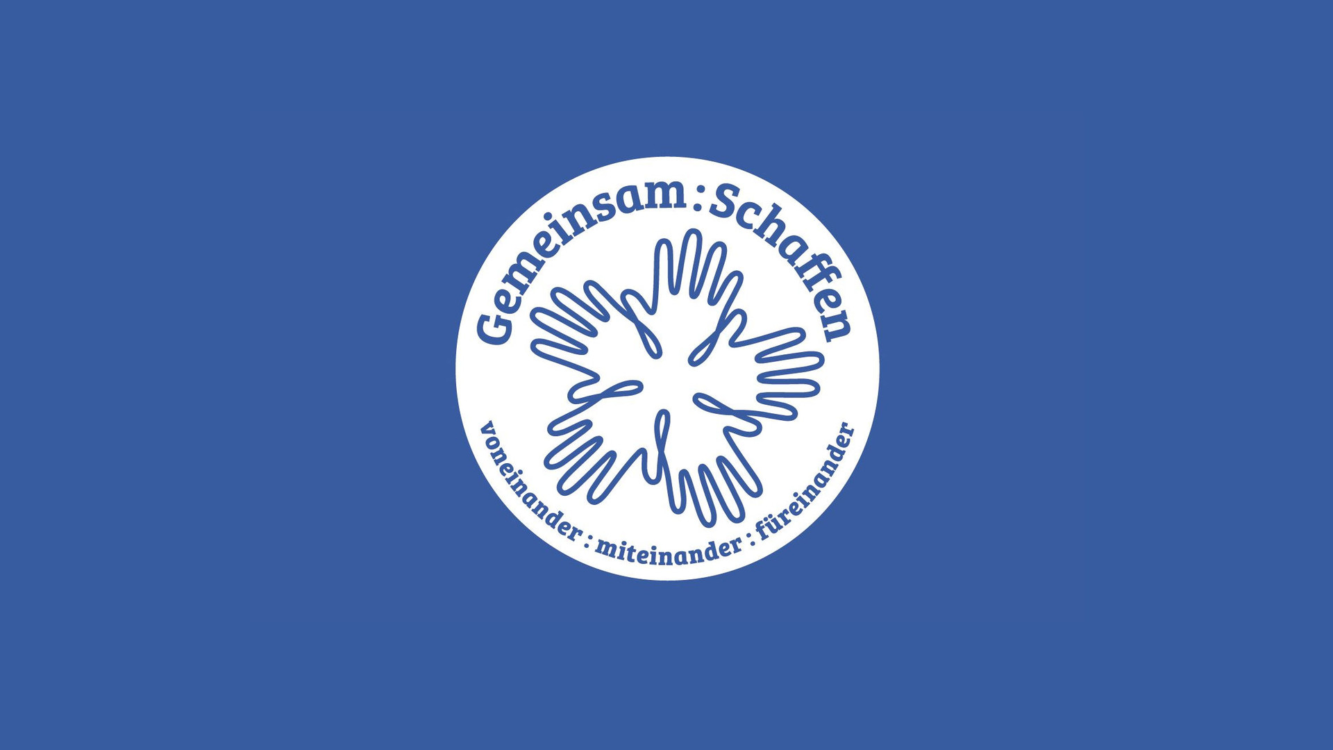 Das Wort-Bild-Logo des Ideenwettbewerbs „Gemeinsam:Schaffen“: Die Worte „Gemeinsam:Schaffen“ und „voneinander:miteinander:füreinander“ stehen mit fünf gezeichneten Händen in einem Kreis blau auf weiß geschrieben.