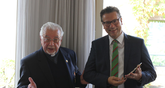 Minister Peter Hauk MdL (rechts) verleiht Verdienstkreuz am Bande des Verdienstordens der Bundesrepublik Deutschland an Pater Josef Schmidpeter.