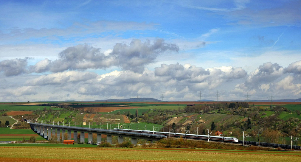 ICE auf einer Brücke im Kraichgau