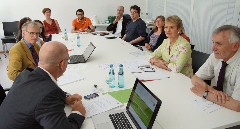 Staatssekretärin Friedlinde Gurr-Hirsch MdL (zweite von links) beim Austausch über ein Forschungsprojekt an der Hochschule Furtwangen.
Foto: Hochschule Furtwangen