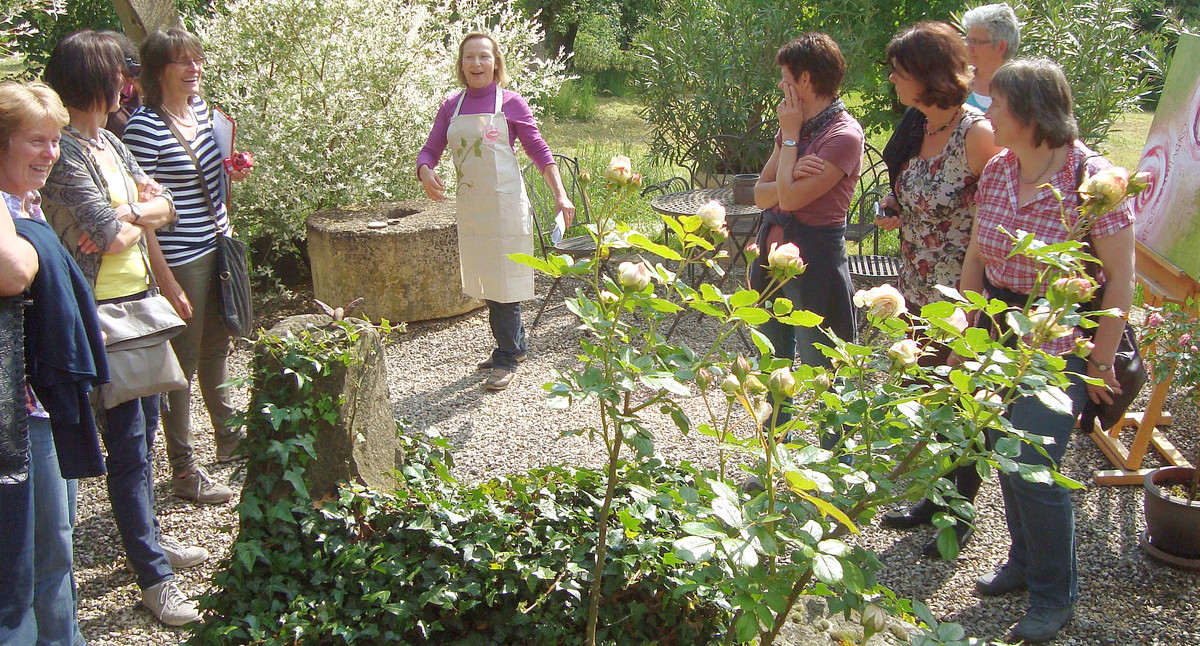 Eine qualifizierte Gartenführerin führt Besichtigungen für Gruppen durch