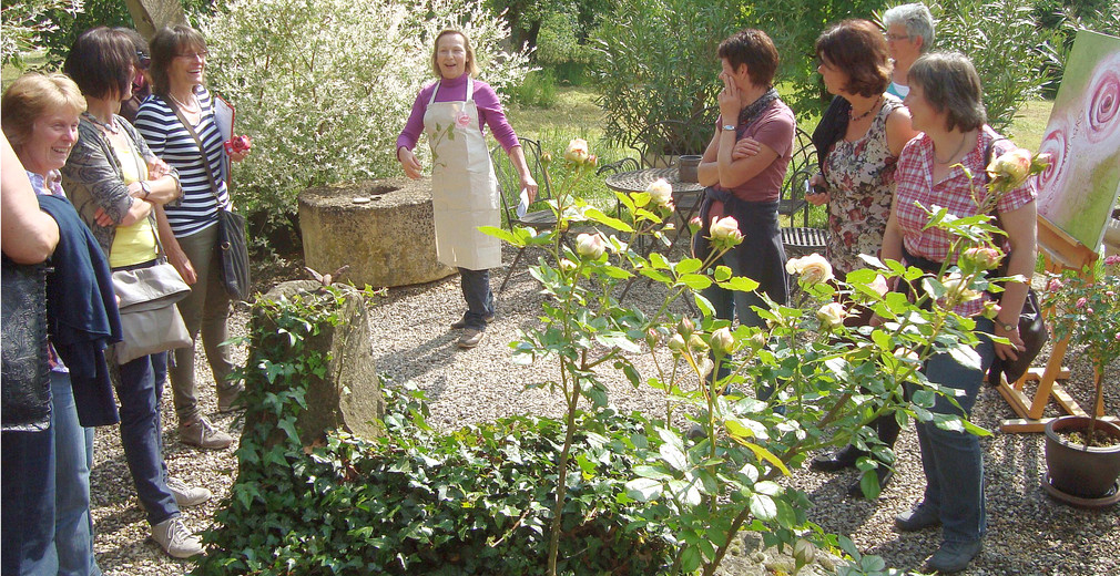 Eine qualifizierte Gartenführerin führt Besichtigungen für Gruppen durch