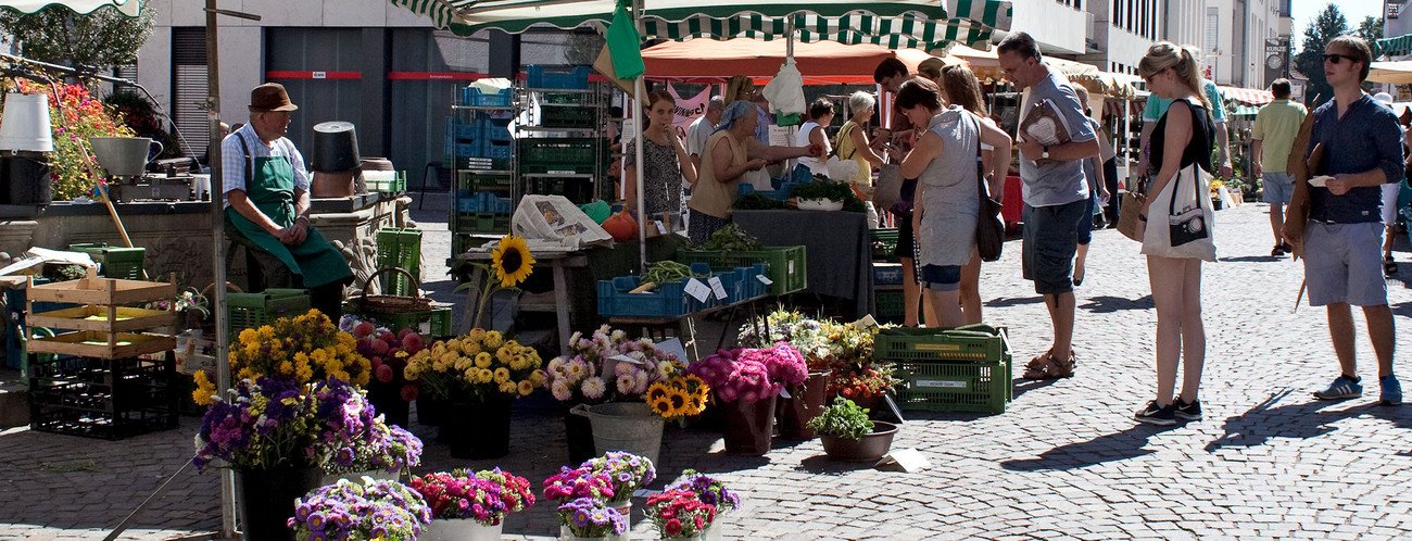 Menschen auf Wochenmarkt