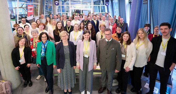 Gruppenbild Abschluss "Bio gemeinsam geniessen" mit Minister Hauk MdL