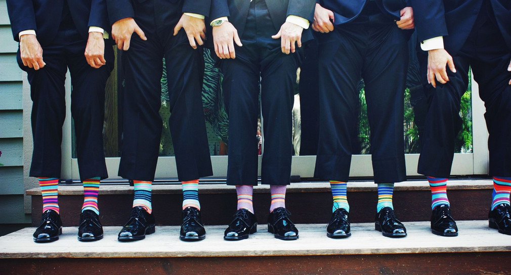 Herren im Anzug mit bunten Socken
