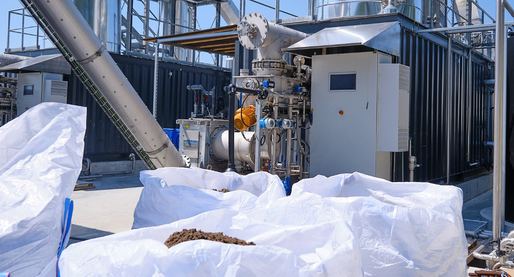 Anlagentechnik im Energiepark Hahnennest, im Vordergrund sind große Säcke gefüllt mit Faserstoffen der Silphie zu sehen, die als Reststoffe anfallen.