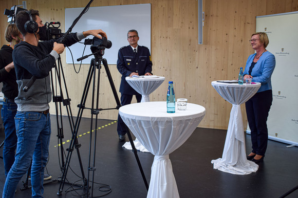 Frank Faras, Hochschule für Polizei, und Finanzministerin Edith Sitzmann bei der Aufzeichnung des Interviews Foto: Wolfram Janzer, Stuttgart