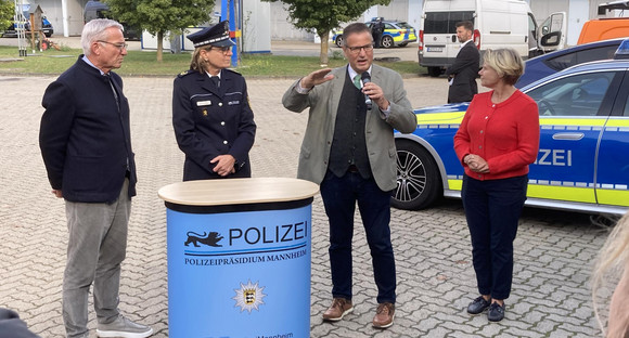   Tiertransportkontrollen am Autobahnkreuz Walldorf: Zum Schutz von Tieren und für eine erhöhte Verkehrssicherheit führen die unteren Veterinärbehörden gemeinsam mit der Polizei zweimal jährlich mehrwöchige Schwerpunktkontrollen durch.
