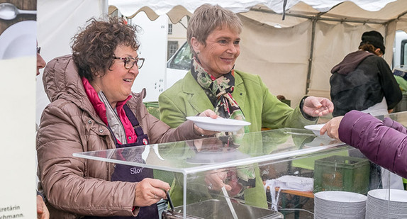 Gerlinde Kretschmann und Staatssekretärin Friedlinde Gurr-Hirsch MdL (von links) verteilen die leckere Suppe. Foto: Marc Gilardone