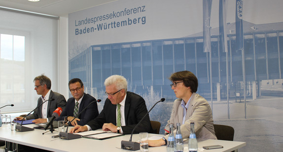 Ministerpräsident Winfried Kretschmann (zweiter von rechts) und Agrarminister Peter Hauk MdL (zweiter von links) bei einer Regierungspressekonferenz zur Situation der Agrarmärkte.