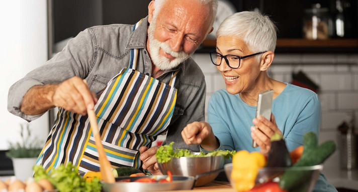 Senioren kochen gemeinsam