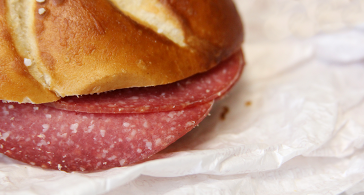 Brötchen mit Salami