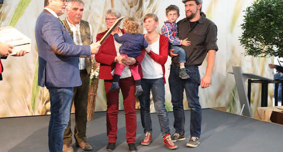 Landwirtschaftsminister Peter Hauk und Familie Geng (Foto: © Ministerium für Ländlichen Raum und Verbraucherschutz Baden-Württemberg)
