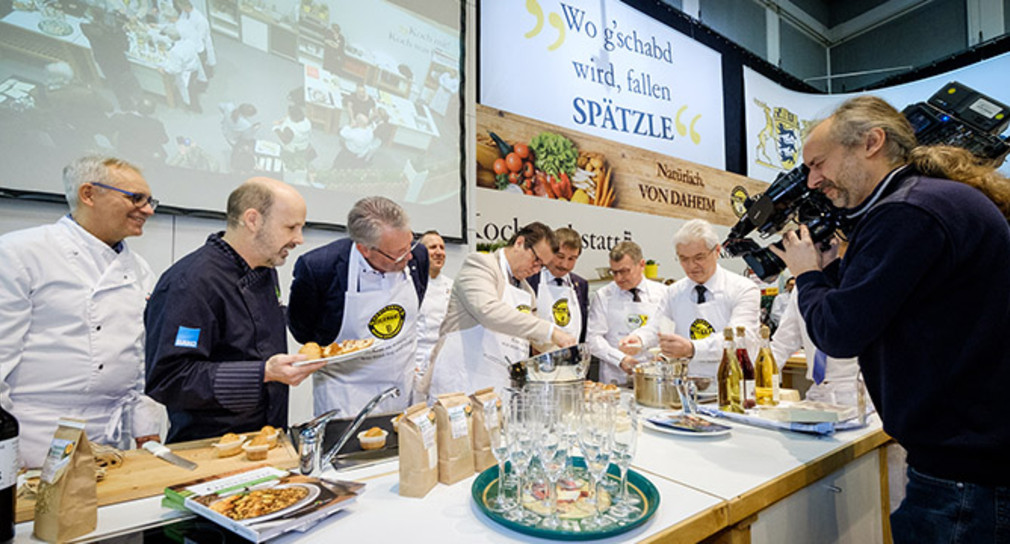 Minister Hauk bereitet in der Kochwerkstatt ‚Natürlich. VON DAHEIM‘ regionale Spezialitäten zu. Foto: mlr/mbw: André Wagenzik