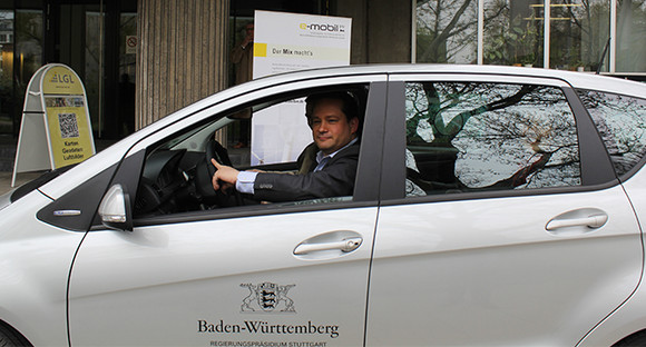 Minister Bonde im E-Mobil