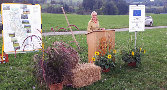 Staatssekretärin Friedlinde Gurr-Hirsch MdL gab mit dem Spatenstich den Startschuss von Baumaßnahmen der knapp 800 Hektar großen Flurneuordnung in Wehr (Dinkelberg).
Foto: LGL