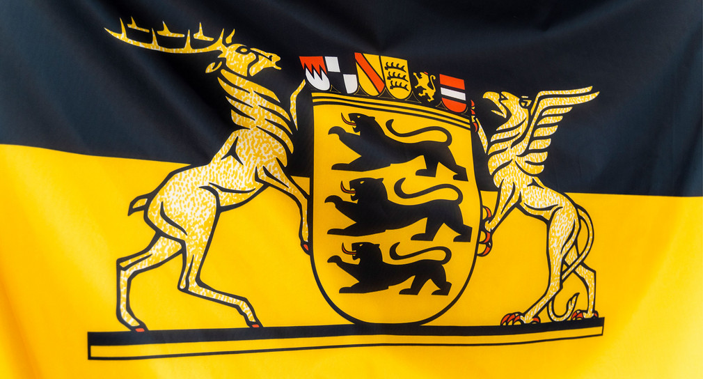 Ausschnitt der Landesflagge von Baden-Württemberg mit Wappen