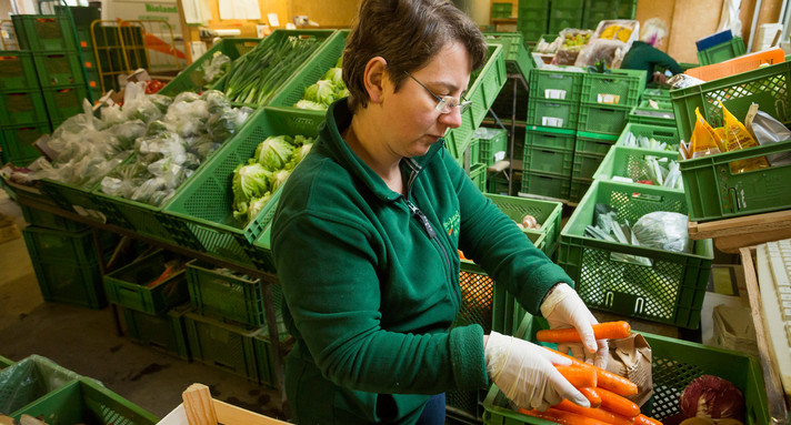 Lieferantin stellt Obst- und Gemüsekiste zusammen. Foto: Jan Potente/MLR