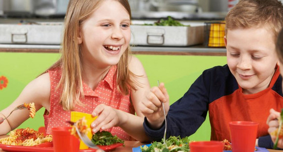 Bild Veranstaltung Schulmensen gut geplant: Voraussetzung für Akzeptanz, Qualität und nachhaltige Verpflegung, auf dem Bild werden Kinder bei dem Essen gezeigt.