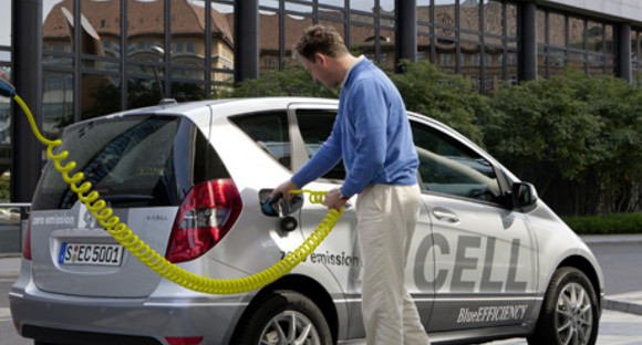 Aufladen von Mercedes E-Cell (© Mercedes)