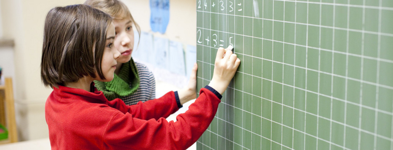 Grundschule Schüler rechnen Aufgabe