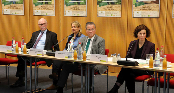 von links nach rechts: Abteilungsleiter „Landwirtschaft" Dr. Konrad Rühl, Ministerialdirektorin Isabel Kling, Minister Peter Hauk und Abteilungsleiterin „Markt und Ernährung“ Petra Mock