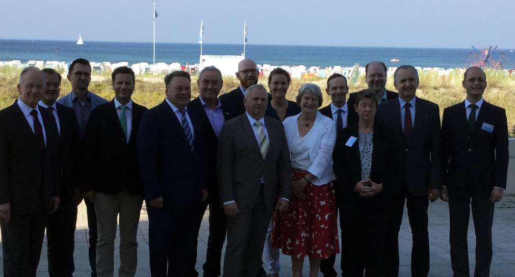 Agrarminister Peter Hauk MdL (vierter von links) bei der Agrarministerkonferenz 2016 in Rockstock-Warnemünde. 