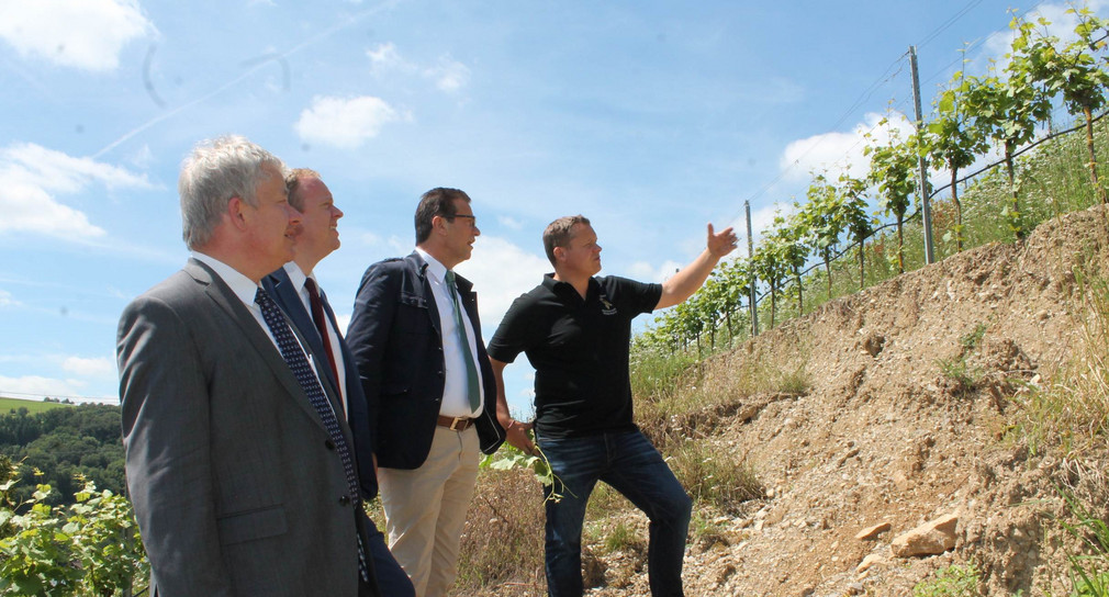 Minister Peter Hauk MdL macht sich ein Bild von den Unwetterschäden im Kochertal. 