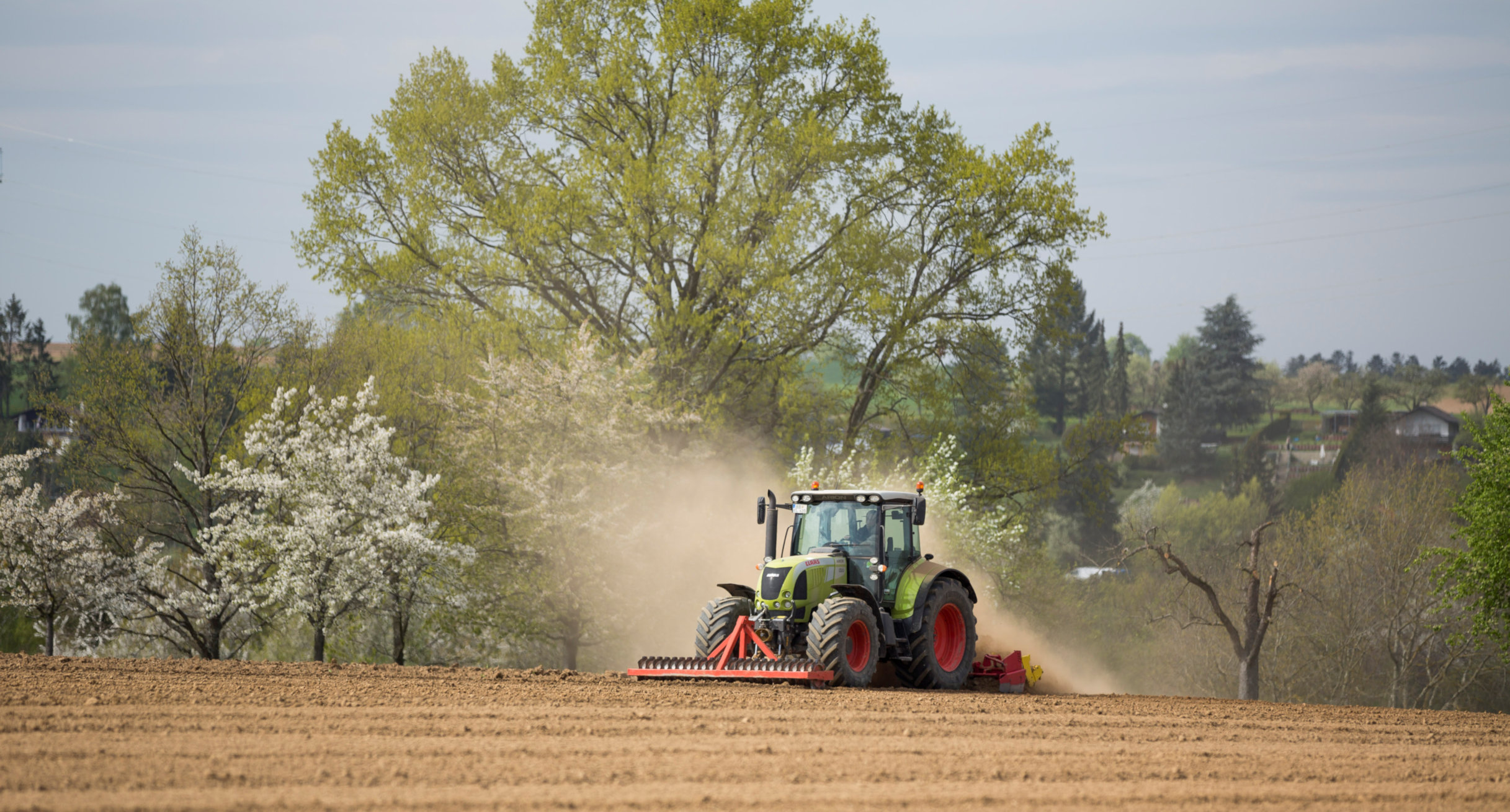 Politik für den ländlichen Raum Traktor auf dem Feld